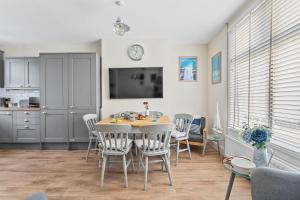 Captains Cottage - Stylish cottage, level location, in the heart of Dartmouth