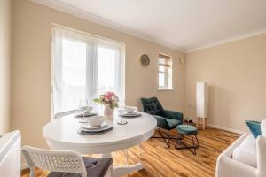 2 BED 2 BATH with PARKING NEAR PINEWOODWEXHAM HOSPITAL