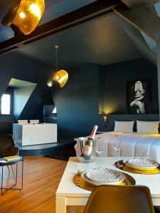 LA SUITE ISAHORA. Les Locations ISAHORA cest aussi plusieurs appart de Standing à 2 pas du Château dEu, des Falaises du Tréport, de MERS les Bains et Aux portes de la BAIE DE SOMME