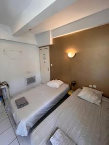 Hotels Hotel California : Chambre Lits Jumeaux Standard avec Salle de Bains