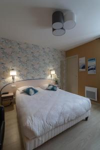 Hotels LOGIS Le CANTAREL : photos des chambres