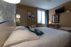 Hotels LOGIS Le CANTAREL : photos des chambres