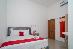 RedDoorz near RS Mitra Keluarga Waru