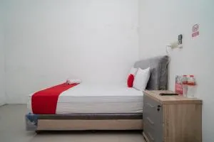 RedDoorz near RS Mitra Keluarga Waru - Waru