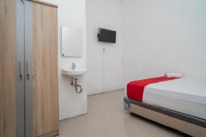 RedDoorz near RS Mitra Keluarga Waru