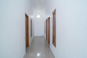 RedDoorz near RS Mitra Keluarga Waru