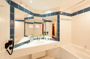 Double Room with Extra Bed room in Dorint Hotel Dresden