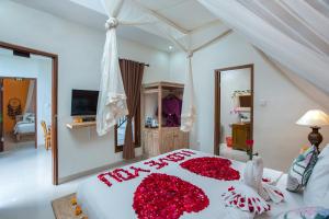 Phòng Deluxe Giường Đôi/2 Giường Đơn Nhìn Ra Hồ Bơi (Deluxe Double or Twin Room with Pool View)