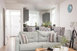 Kingsley House - Free Parking & WiFi - Close to Newquays Beaches