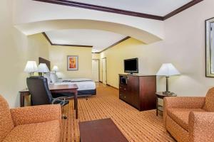 Deluxe King Suite with Bath Tub - Mobility/Hearing Accessible - Non-Smoking room in La Quinta by Wyndham Ennis