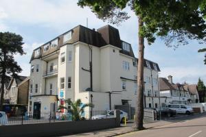 2-Bed Coastal Apartment - Sleeps 4 & Views