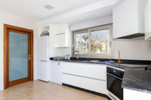 YourHouse Antonia, sea view house with terrace