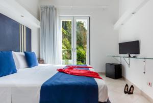 Double or Twin Room with Side Sea View