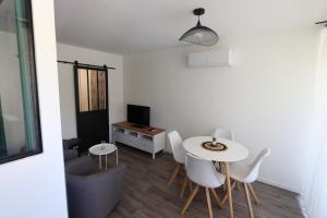 Appartements Studio tout confort - Climatisation, parking, wifi : Appartement 1 Chambre