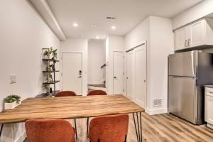 Trendy Apt w Laundry Machines < 3 Mi to Dtwn
