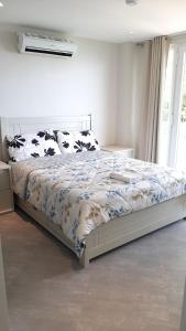 Amal Villa - Luxury 2 Bed, 2 Bath Apartment with Panoramic Ocean Views, Peaceful, Private Beach