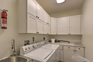 Charming Murphy House with Deck and River Views! - Pinelog