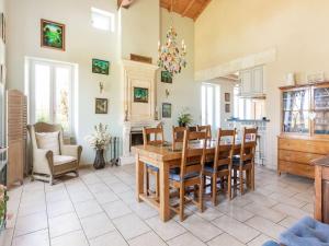 Maisons de vacances Attractive castle in Cezac with private pool : photos des chambres