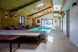 Grand chalet convivial avec sa piscine intérieure - Marlens