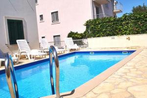 Appartamento Daisy con vista mare e piscina