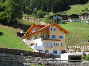 Three Bedroom Apartment with Terrace room in Siegele Irmgard