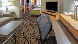 Holiday Inn Express & Suites - Henderson South - Boulder City, an IHG Hotel