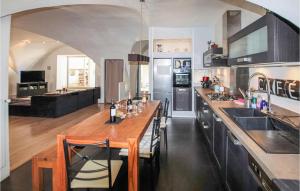 Maisons de vacances Amazing Home In Villeneuve De Berg With Kitchen : photos des chambres