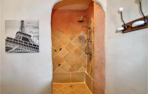 Maisons de vacances Amazing Home In Villeneuve De Berg With Kitchen : photos des chambres