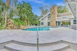 Rare Hidden Getaway Heated Pool 1.5 acres! Sleeps 16 - Davie