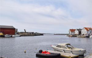 2 Bedroom Cozy Apartment In Sævelandsvik