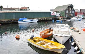 2 Bedroom Cozy Apartment In Sævelandsvik