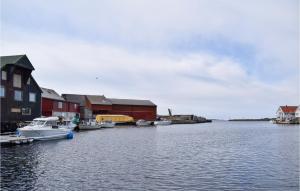 2 Bedroom Cozy Apartment In Sævelandsvik