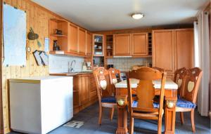 2 Bedroom Cozy Apartment In Sævelandsvik
