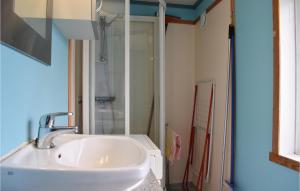 2 Bedroom Cozy Apartment In Sævelandsvik