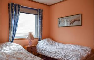 2 Bedroom Cozy Apartment In Sævelandsvik