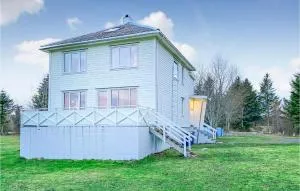 Cozy Home In Harøy With House Sea View - Steinshamn