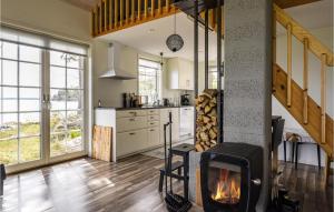 3 Bedroom Beautiful Home In Lidköping