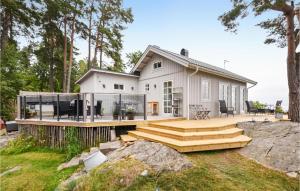 3 Bedroom Beautiful Home In Lidköping