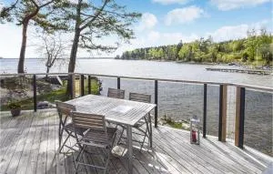 3 Bedroom Beautiful Home In Lidköping - Lidköping