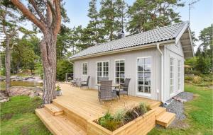 3 Bedroom Beautiful Home In Lidköping