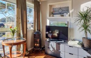 Amazing Home In Vänersnäs With Wifi