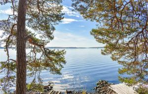 2 Bedroom Stunning Home In Kolmården