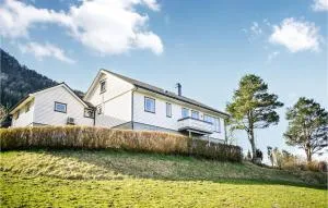 2 Bedroom Cozy Apartment In Bjordal - Naustdal