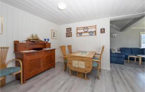 2 Bedroom Awesome Home In Isfjorden