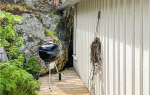 Stunning Home In Käringön