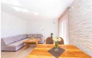 3 Bedroom Gorgeous Apartment In Kastel Gomilica 