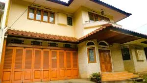 Dago Asri House (3 Bedrooms, 6 Pax, 500m2) - Tjibeunjing