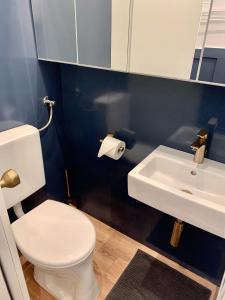 Adele Blue Danube (10 min to Center)