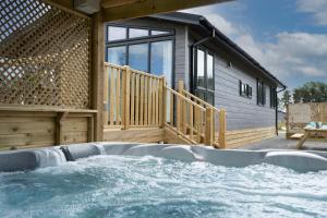 Hollicarrs - Lilypad Lodge