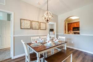 Spacious Vista Cay Condo, near Resort Pool